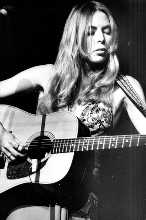 Her confessional lyrics and haunting voice have inspired artists from Taylor Swift to Madonna. But it was a tragic secret that gave Joni Mitchell her voice. Turn The Page, Carly Simon, Joni Mitchell, Musica Rock, Female Musicians, Rock N’roll, I'm With The Band, I Love Music, Folk Music