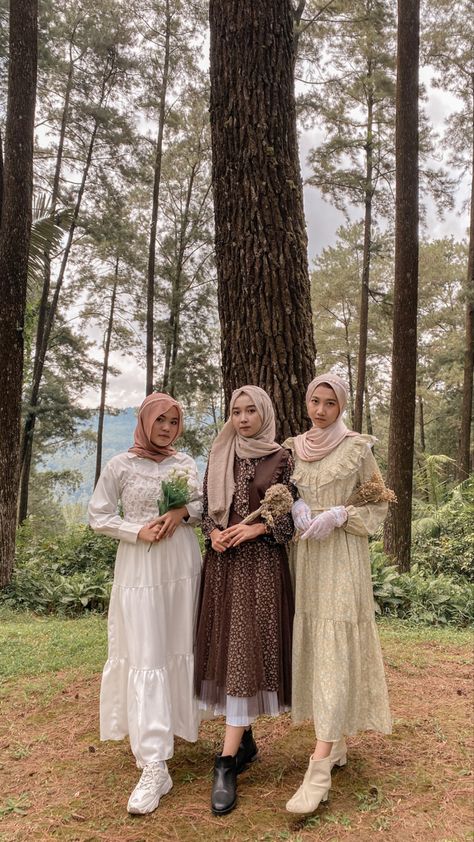 Cottagecore Aesthetic Hijab, Hijabi Cottagecore Outfits, Yearbook Outfit Ideas Vintage, Cottagecore Hijab Outfit, Yearbook Ideas Themes Outfit, Yearbook Vintage Outfit Hijab, Outfit Yearbook Vintage, Vintage Outfits Hijab Year Book, Ootd Vintage 90s Hijab