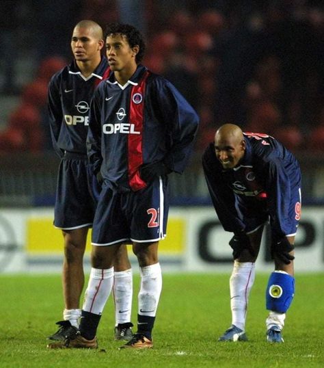 Aloísio Chulapa, Ronaldinho e Anelka nos tempos de PSG, temporada 2001-02. Ronaldinho Wallpapers, 2000s Football, Football Images, Football Fashion, Sports Aesthetic, Gucci Mane, Football Poster, Retro Football, Football Tees