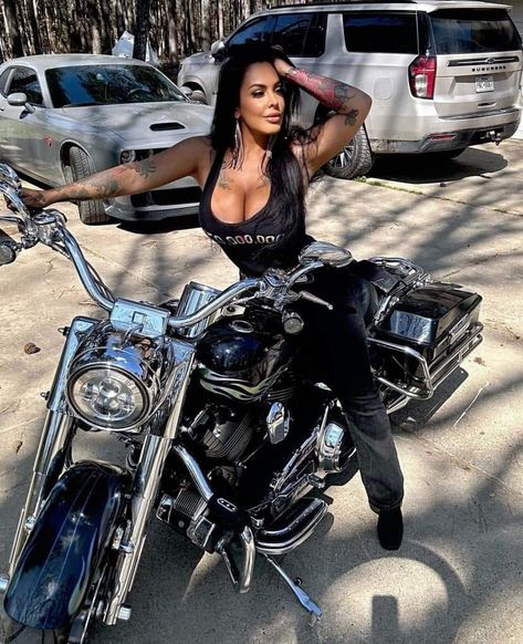 Womens Motorcycle Fashion, Biker Photos, Harley Davidson Pictures, Female Motorcycle Riders, Female Biker, Foto Shoot, Lady Riders, Biker Chic, Biker Life