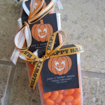 Orange tic-tacs, and a sticker that says pumpkin seeds. Give out to trick-or-treaters or for a halloween gift. Pumpkin Poop, Halloween Handout, Halloween School Treats, Classroom Treats, Halloween Idea, Treats Halloween, Theme Halloween, Halloween Treat, Holiday Halloween