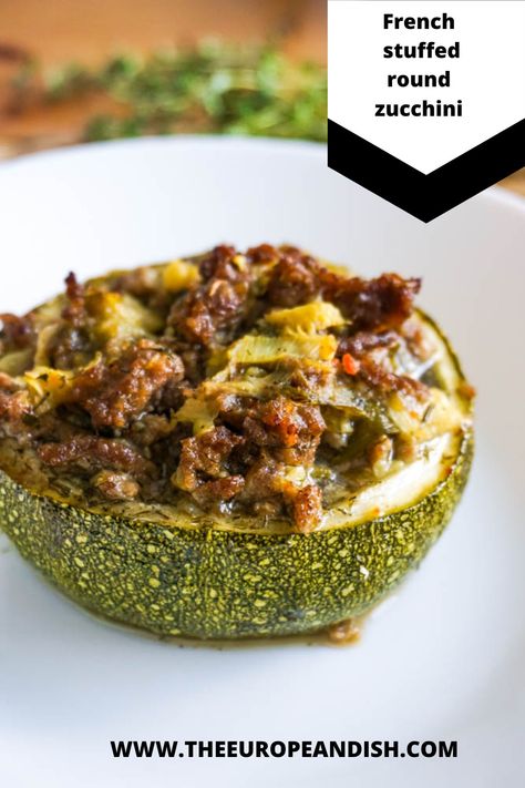 Easy oven baked round zucchini recipe with ground beef, aromatic French herbs and olive oil. The perfect light summer dinner for the family. Round Zucchini Recipes, Round Zucchini, Minced Meat Recipes, Country Bakery, Zucchini Stuffed, Zucchini Rounds, Vegetarian Quiche, Stuffed Mushrooms Easy, Minced Meat Recipe