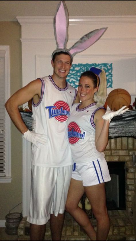 Lola and Bugs Bunny Tune Squad Costume #couplescostume #tunesquad #spacejam #halloween Bunny Couple Costume, Tune Squad Costume, Cosmo E Wanda, Easy Disney Costumes, Space Jam Bugs Bunny, Bugs Bunny And Lola, Cosmo And Wanda Costume, Lola Bunny Costume, Cosmo Wanda