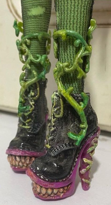 Monster High Boots, Monster High Tattoo, Monster High Aesthetic, Monster High Shoes, Monster Fashion, Venus Mcflytrap, Dolls Shoes, Monster High Pictures, Dr Shoes