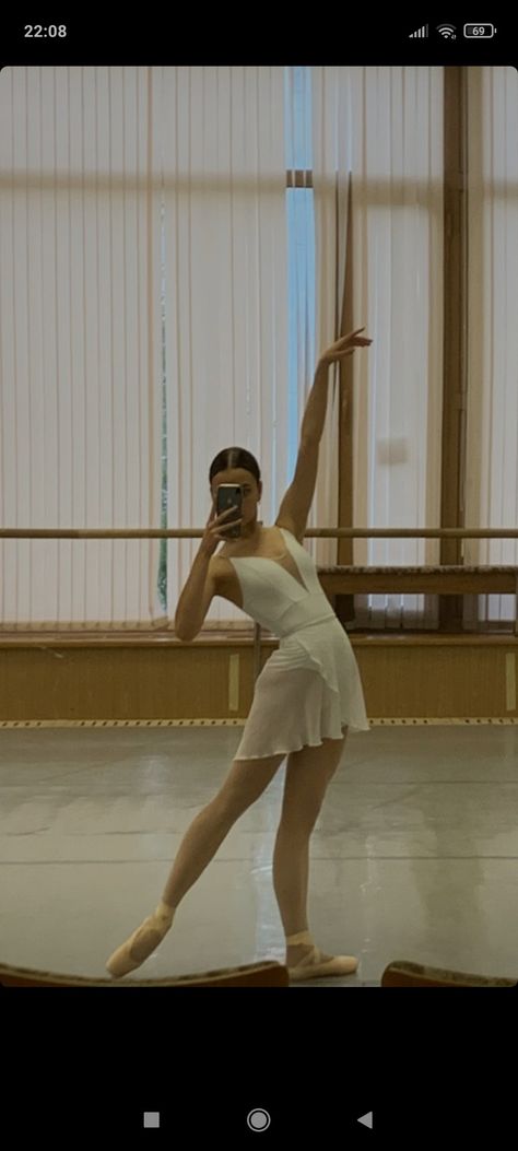 Ballet Pictures, Ballet Beauty, Ballet Poses, Ballet Inspiration, Ballet Photos, Ballet Clothes, Dancing Aesthetic, Ballet Photography, Ballet Class