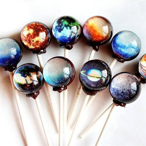 Galaxy Lollipops, Food Galaxy, Space Candy, Lollipop Recipe, Funny Candy, Pretty Candy, Chocolate Cake Pops, Candy Birthday, Pop Cupcakes