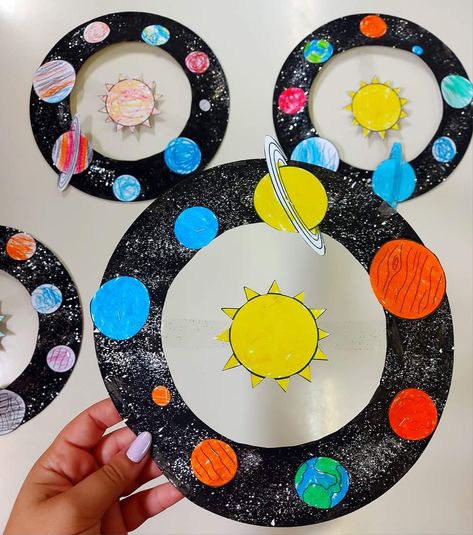 Planets Crafts Preschool Solar System, Solar System Craft, Outer Space Crafts, Line Art Lesson, Solar System Projects For Kids, Baby Art Crafts, Bus Crafts, Planet Crafts, Solar System For Kids