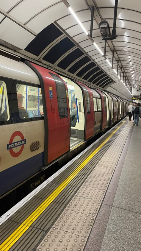 London Subway Aesthetic, London Streets Aesthetic, United Kingdom Aesthetic, London Station, London In September, Downtown London, London September, London Vibes, London Dreams