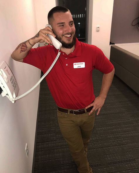 check out this dudes Jake from State Farm Halloween costume lol Costumes For College Guys, Halloween Costumes For College, Easy Costume, College Guys, Hallowen Costume, Diy Kostüm, College Halloween, Last Minute Halloween Costumes, Easy Costumes