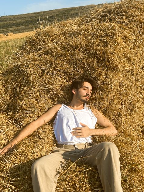 Farm Outfit Men, Nature Photoshoot Men, Shooting Aesthetic, Model Campaign, Farm Photoshoot, Garden Shoot, Male Portrait Poses, Field Photoshoot, Farm Clothes