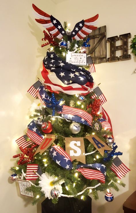 Veteran Christmas Tree, American Flag Christmas Tree, Flag Garland In Tree, Military Christmas Tree, Theme Tree, Military Flag Display Ideas, Military Christmas, Military Ornaments, American Flag Decor