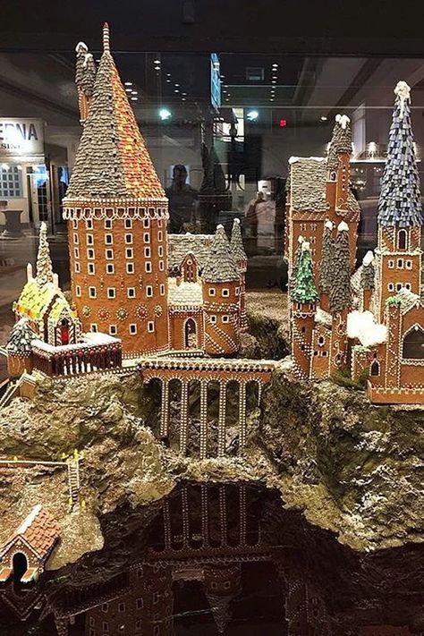 Massive Gingerbread House, Ginger Bread Castle, Amazing Gingerbread Houses, Gingerbread Hogwarts, Christmas Castles, Gingerbread Castle, Gingerbread Creations, Cool Gingerbread Houses, Make A Gingerbread House