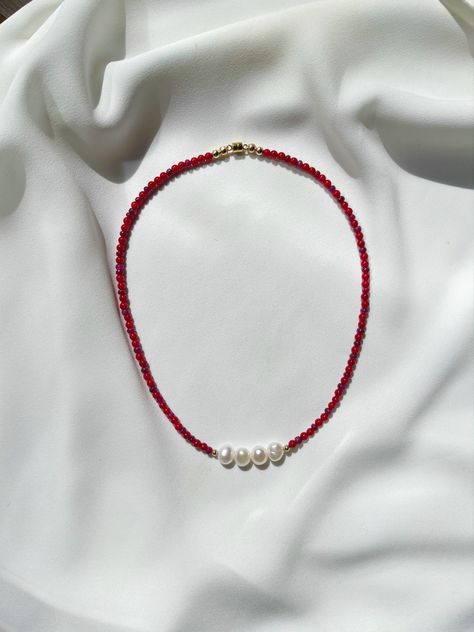 Shoe Lacing Techniques, Simple Beaded Bracelets, Layered Beaded Necklaces, Red Beaded Necklaces, Anklet Designs, Beaded Jewelry Necklaces, Beaded Necklace Designs, Ruby Beads, Beaded Necklace Diy