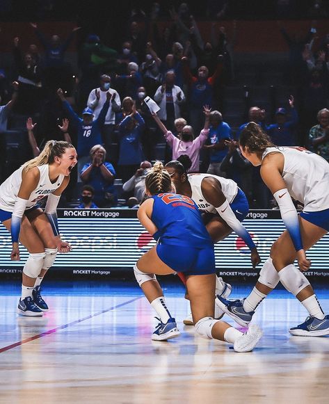 Uf Volleyball, D1 Volleyball, Sports Aesthetic Volleyball, School Volleyball Aesthetic, Volleyball Team Aesthetic, College Volleyball Aesthetic, Volleyball Goals, Florida Volleyball, Volleyball Picture