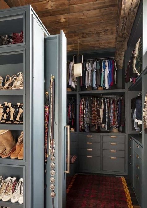 Modern Cabin In The Woods, Wood Organization, Dressing Room Closet, Dream Closets, Room Closet, Closet Inspiration, Walk In Wardrobe, Cabin In The Woods, Modern Cabin