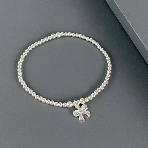 Bracelet Designs Silver, Jewelry Inspo Silver, Pretty Silver Jewelry, Pulseras Kandi, Hand Bracelets, Gifts For Sisters, Silver Bracelet Designs, Silver Bracelet Stack, Gift For Bridesmaids