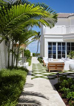 Florida Beach House with Coastal Farmhouse Interiors-Side patio Beach House Backyard, Beach House Landscaping, Florida Beach House, Backyard Gardens, Yard Landscaping Simple, Backyard Beach, House Backyard, Farmhouse Landscaping, Casa Exterior