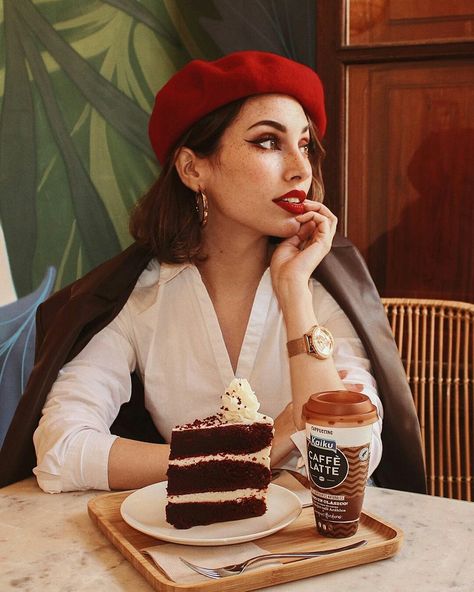 Cafe Photo Shoot Ideas, Photoshoot In Coffee Shop, Beret Photoshoot, Pose With Hat, Fall Photo Shoot Outfits, Red Beret, Beautiful Photoshoot Ideas, Parisian Chic Style, Parisian Vibes