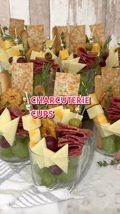 Charcuterie Party, Charcuterie Cups, Charcuterie Appetizers, Wedding Appetizers, Party Food Buffet, Charcuterie Inspiration, Finger Foods Easy, Party Food Platters, Charcuterie And Cheese Board