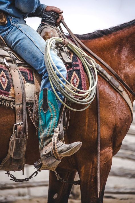 Cowboy Photography, Foto Cowgirl, Cow Boys, Rodeo Cowboys, Cowboy Aesthetic, Western Photography, Wilde Westen, Rodeo Life, Cowboy Horse