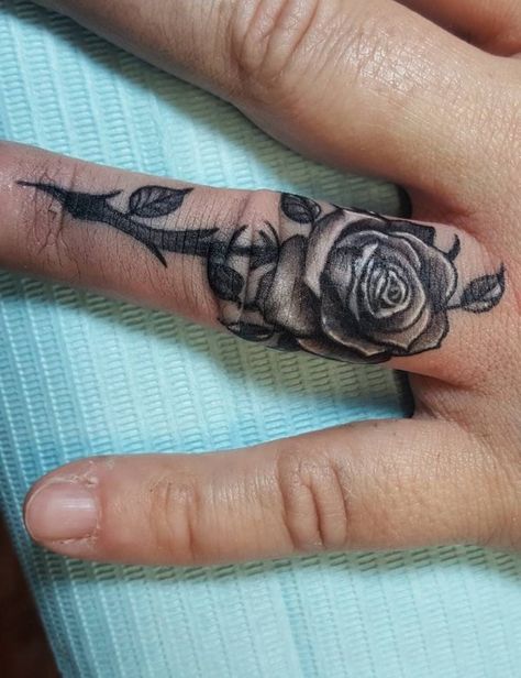 Rose Cover-Up On Ring Finger #ringfingertattoo #fingertattoo #tattoos Cover Up Finger Tattoos, Fingers Tattoo, Ring Finger Tattoo, Finger Rose Tattoo, Finger Tattoo Ideas, Ring Tattoo Designs, Wedding Band Tattoo, Serpent Tattoo, Finger Tattoo For Women