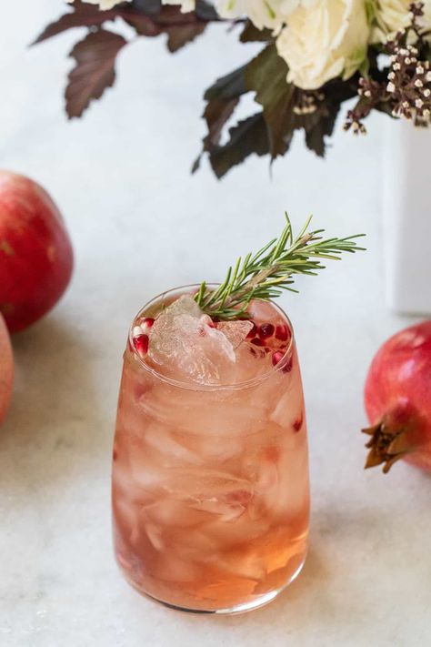 We love this festive and delicious pomegranate Prosecco punch recipe because it's made with 4 simple ingredients! It's a bubbly, refreshing, and easy recipe to make. It's fruity with bubbles and the perfect cocktail for the holidays! #Proseccopunch #holidaypunch #holidaytcocktails Prosecco Christmas Punch, Prosecco Pomegranate Cocktails, Holiday Cocktails With Prosecco, Thanksgiving Prosecco Drinks, Gin Punch Recipe Easy, Holiday Prosecco Drinks, Holiday Prosecco Cocktails, Prosecco Punch Recipes, Holiday Punch Recipes