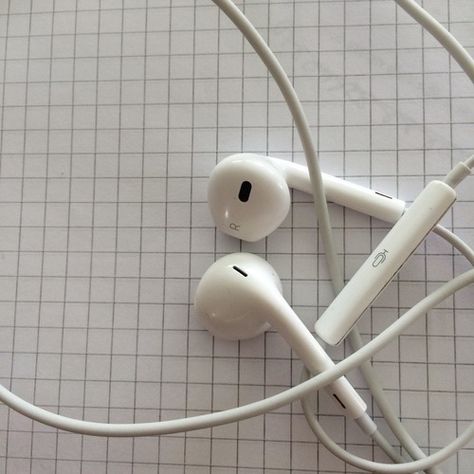 Imagem de music, white, and headphones Eva Core, Headphones Aesthetic, Diego Velazquez, All The Bright Places, Apple Headphone, Sony Headphones, Cool Tech Gadgets Electronics, Fotografi Vintage, White Headphones