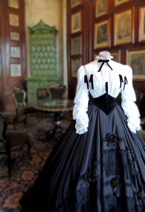 Black And White Victorian Dress, Vintage Dresses 1800, White Victorian Dress, Victorian Style Wedding Dress, 1800's Dress, Spanish Clothing, 19th Century Women, Historical Clothes, 18th Century Dress