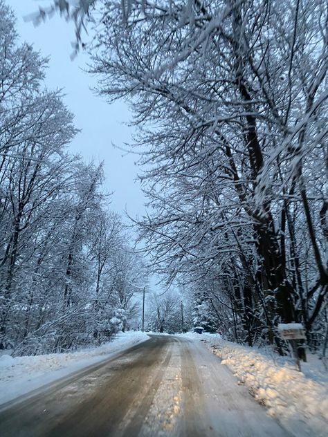 Vermont Aesthetic, Vermont Skiing, Vermont Christmas, Vermont Winter, Skiing Aesthetic, Academia Aesthetics, Greek Heroes, Holiday Romance, I Love Winter