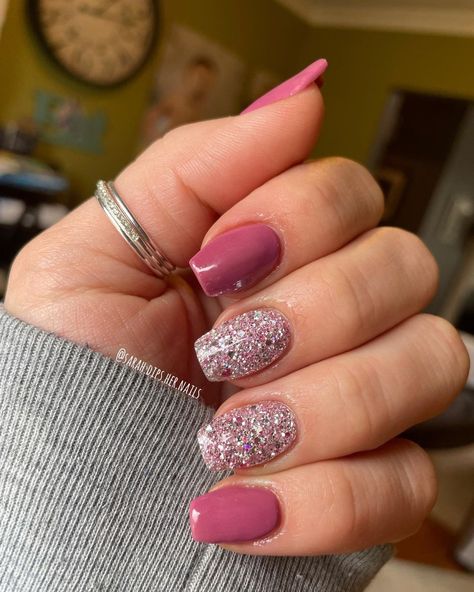 Sarah on Instagram: “Boujee Babe from @sparkle.and.co is like crushed up diamonds. I can’t stop staring at it 😍 and Truth from @revelnail is one of my all-time…” Dip Powder Nails Ideas, Powder Dipped Nails, Gel Powder Nails, Manicured Nails, Nail Hacks, Gel Nail Polish Colors, Chic Nail Art, Dip Nail, Fall Gel Nails