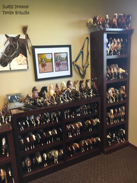 My office at the clinic.... Filled with Breyers :) I'd like to add more shelves and put even more up!!! Schleich Display, Breyer Horse Display, Horse Themed Bedrooms, Livestock Judging, Horse Bedroom, Cowgirl Bedroom, Diy Horse Barn, Horse Room, Bryer Horses