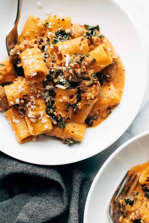 Date Night Rigatoni! AMAZING rigatoni with sausage, kale, tomato cream sauce, Parmesan, and red pepper flakes! Perfect for date night! #rigatoni #pasta #datenight Elevated Mac And Cheese Recipe, Date Night Rigatoni, Rigatoni With Sausage, Fennel Pasta, Spaghetti Vongole, Sausage Kale, Tomato Cream Sauce, Pasta Chicken, Pasta Water