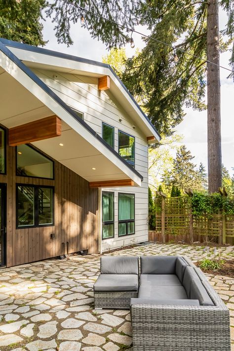 3 Stunning Examples of Modern Pacific Northwest Homes - Model Remodel Pacific Northwest Coastal Decor, Pacific Northwest Home Decor, Pacific Northwest Style Home Interiors, Pacific Northwest Style Home, Pacific Northwest Homes, Pacific Northwest Style, Blue Siding, Cabin Vibes, Northwest Style