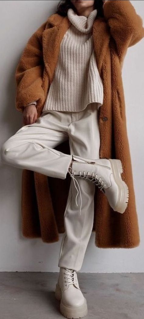 Beige Combat Boots Outfit, Cream Boots Outfit, Faux Fur Outfit, Combat Boot Outfit, Fur Outfit, Winter Boots Outfits, Stylish Winter Outfits, Beige Outfit, Casual Outfit Inspiration