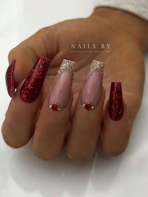 Burgundy Nail Designs, Nail Art Noel, Red And Gold Nails, Festive Nail Designs, Gold Acrylic Nails, Gold Nail Polish, Gold Nail Designs, Prom Inspo, Latest Nail Trends