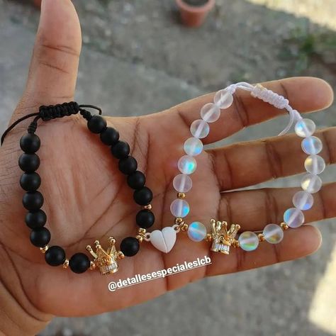 Detalles Especiales on Instagram: "Pulseras para pareja 👫 #pulseraspersonalizadas #pulserasdemoda #Pulseras #paraparejas #laceiba #emprendimiento #empreendedorismo #pulserasartesanales" Couple Chic, Body Jewelry Diy, Matching Couple Bracelets, Diy Friendship Bracelets Tutorial, Friendship Bracelets Tutorial, Diy Bracelets Patterns, Friendship Bracelets Diy, Matching Jewelry