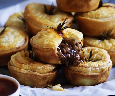 Red wine and rosemary mini beef pies Small Pies, Mini Pie Recipes, Beef Pies, Pies Maker, Savory Pastry, Meat Pie, Savory Pie, Mini Pies, It Goes On