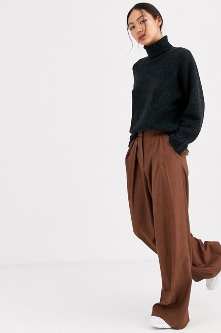 Here's What To Wear With Brown Pants In 21 Chic Outfits | I AM & CO® Brown Trouser Pants Outfit, Brown Trousers Outfit Women, Brown Trousers Outfit, How To Style Brown Pants, Outfit Ideas Brown, Black Shoes Outfit, Brown Pants Outfit, Winter Mode Outfits, Winter Pants Outfit