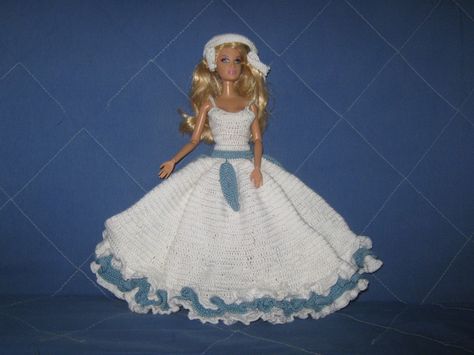 modèle tricot crochet gratuit robe barbie Habit Barbie, Barbie Gowns, Vintage Gowns, Crochet Mandala, Crochet Baby Booties, Crochet Doll Pattern, Barbie And Ken, Barbie Dress, Knit Outfit