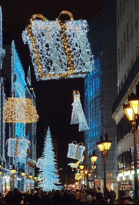 Christmas Budapest, Budapest Aesthetic, Budapest Christmas, City Aesthetics, Christmas Pics, Pretty Brunette, Christmas Inspo, December 2023, Christmas Aesthetic