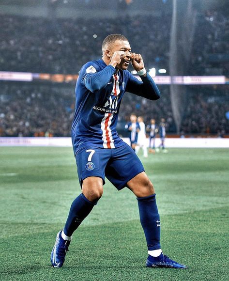 Ronaldo Celebration, Ronaldo Messi Neymar, Football Celebrations, Football Motivation, French Football Players, Football Couples, Soccer Photography, Messi Neymar, Football Wallpapers