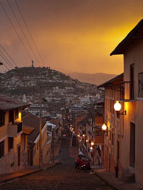 Atardecer en el Centro Histórico #Quito Qhapaq Ñan, Ecuador Photography, Brazil Travel Guide, Ecuador Travel, Quito Ecuador, Beautiful Places On Earth, Quito, Machu Picchu, Beautiful City