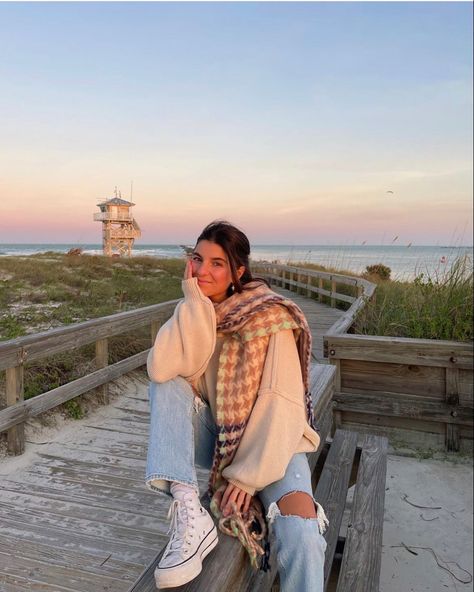 Viviane Audi Winter, Instagram Autumn Photos, Vivienne Audi Outfits, Viviane Audi Fall Outfits, Fall Beach Aesthetic, Viviane Audi Outfits, Autumn Poses, Winter Beach Outfit, Viviane Audi