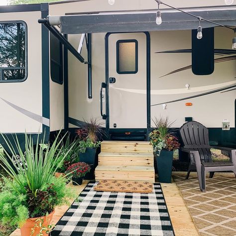 Rv Gardening Ideas, Rv Patio Decorating Ideas, Witchy Rv, Rv Outside Decorating Ideas, Camper Outdoor Set Up, Family Rv Living, Camper Living Full Time, Seasonal Campsite, Rv Porch