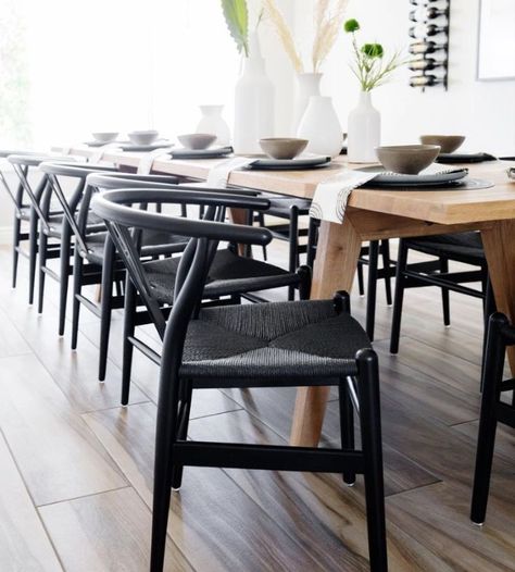 Black Y-shaped Wishbone Dining chairs. For a scandinavian style dining rooms. Minimal and modern. Purchase: https://amzn.to/3H5tUP1 Black Wishbone Dining Chairs, Wishbone Chair Dining Room, Wishbone Chair Dining, Wishbone Dining Chairs, Black Wishbone Chair, Wegner Wishbone Chair, Chair For Office, Natural Wood Table, Beauty Corner