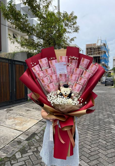 Bucket Uang Wisuda, Bouqet Uang, Bucket Uang, Candy Gifts Diy, Bucket Ideas, Graduation Bouquet, Money Bouquet, Flower Bouquet Diy, Boquette Flowers