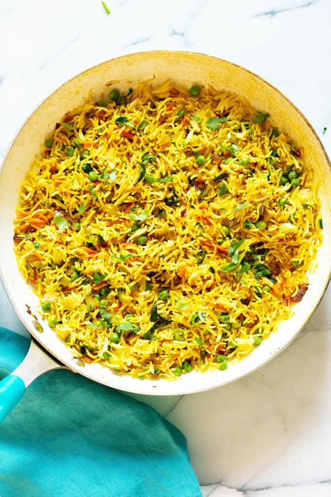 This Curry Fried Rice is packed full of flavor. Easy to make and gluten free. Use other cooked grains, spice blends for variation.  A perfect side or a light meal. #vegan #Glutenfree #Soyfree #Nutfree #Recipe #veganricha Curry Fried Rice, Vegan Richa, Vegan Rice, Arroz Frito, Rice Side Dishes, Idee Pasto, Free Use, Idee Pasto Sano, Samosa