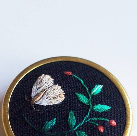 2,875 mentions J’aime, 23 commentaires - Chloe Giordano (@chloegiordano_embroidery) sur Instagram : "I'm going to be listing four of these little moth brooches for sale this Thursday (9th) at 7pm GMT.…" Chloe Giordano, Moth, Brooches, Chloe, Embroidery, For Sale, On Instagram, Instagram