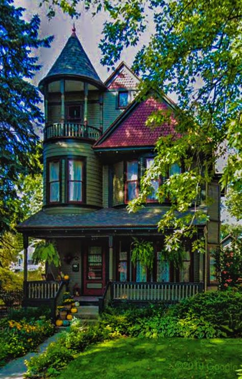 Victorian Styled Home, Interesting House Exterior, Small Victorian Homes, Island Ideas Kitchen, Witchy House, Makeover Kitchen, Victorian Style House, Victorian Style Homes, Kitchen Island Ideas