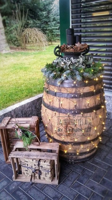 Easy Diy Outdoor Christmas Decorations, Easy Outdoor Christmas Decorations, Diy Outdoor Christmas Decorations, Barbacoa Jardin, Antique Ideas, Barrel Decor, Country Christmas Decorations, Christmas Porch Decor, Christmas Decorations Diy Outdoor